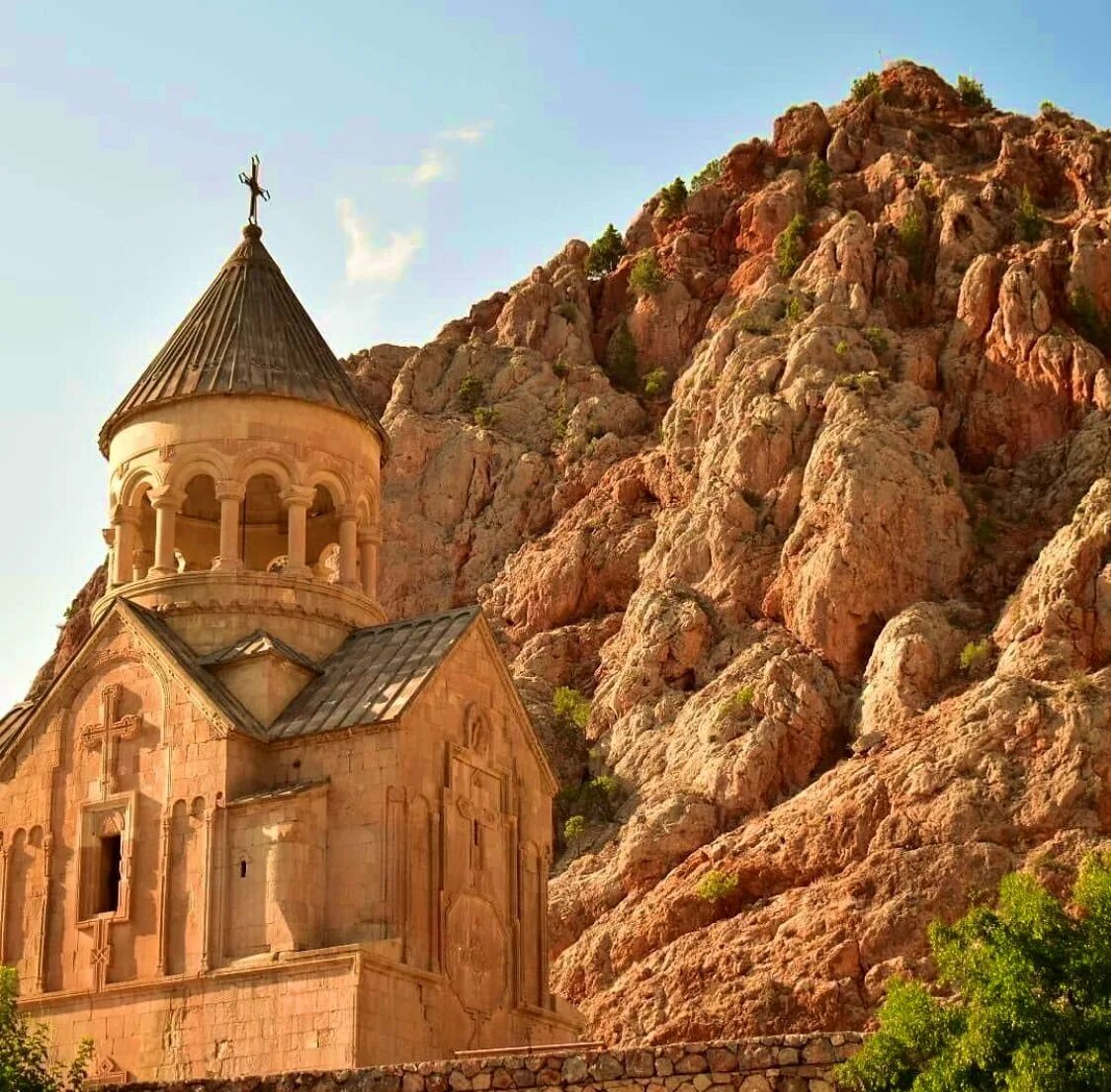 S armenia. Армения Церковь Нораванк. Монастырь Нораванк. Хор Вирап Нораванк. Монастырский комплекс "Татев".