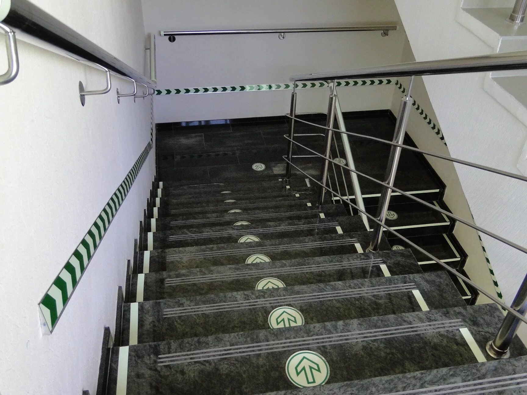 Второй этаж в школе. ФЭС фотолюминесцентные эвакуационные системы. ФЭС В лестничных клетках. Лестница в лестничной клетке. Аварийная лестница.