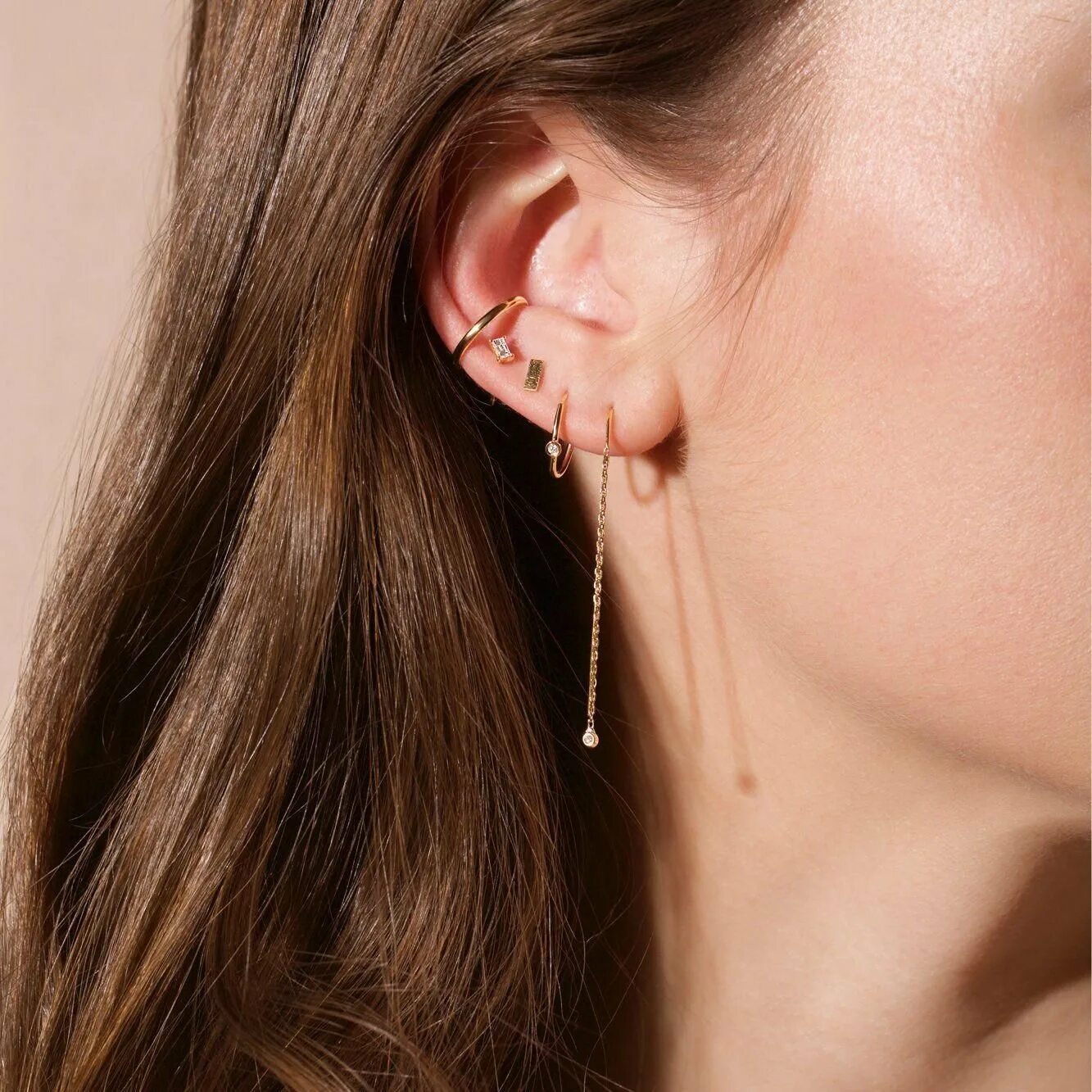 Серьга в ухе девушки. Серьги haidy ear. несколько сережек в ухе. девушка с серьгами в ушах. красивое ухо с сережками.