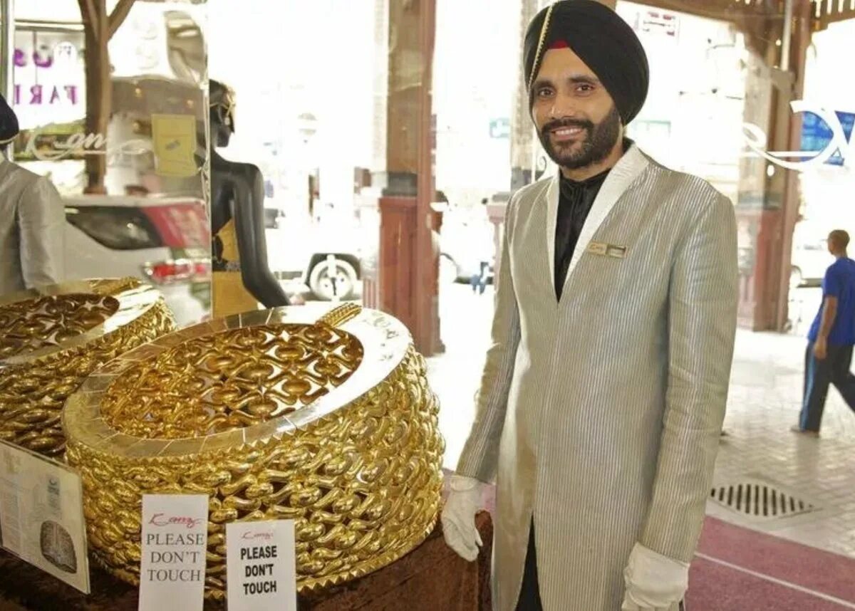 Золото арабов. Богатый араб с деньгами. Золото арабов. Шейх в золоте. Золотой рынок gold souk.