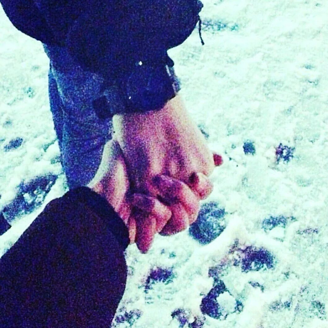 Парень с девушкой зимой. Парень с девушкой зимой. Рука парня и девушки зимой. Рука парня и девушки зимой. Мужская и женская рука.