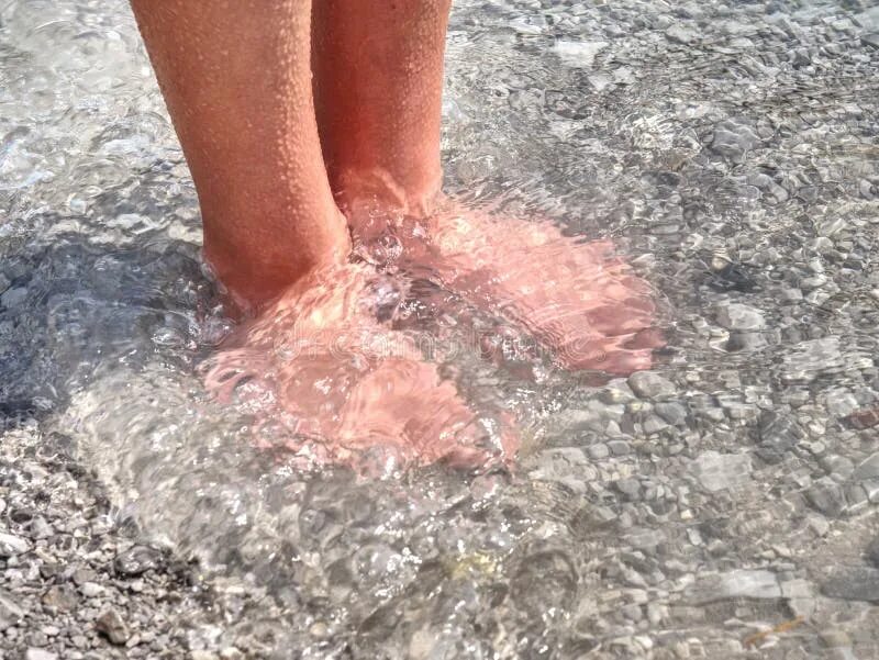 Охлаждать в холодной воде. Ноги в холодной воде. обливание ног холодной водой. замерзли ноги в холодной воде.