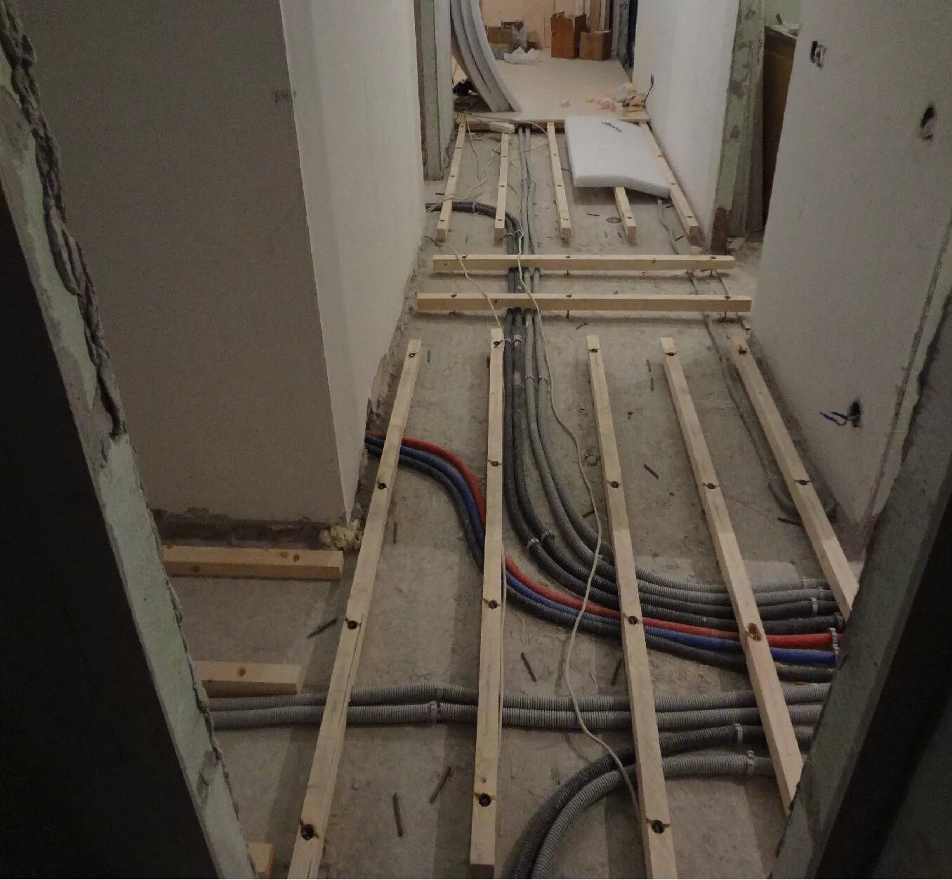 Надо ли прокладывать. Монтаж электрики по полу в квартире. Монтаж электропроводки по полу. Прокладка кабеля по полу. Электрика по полу.