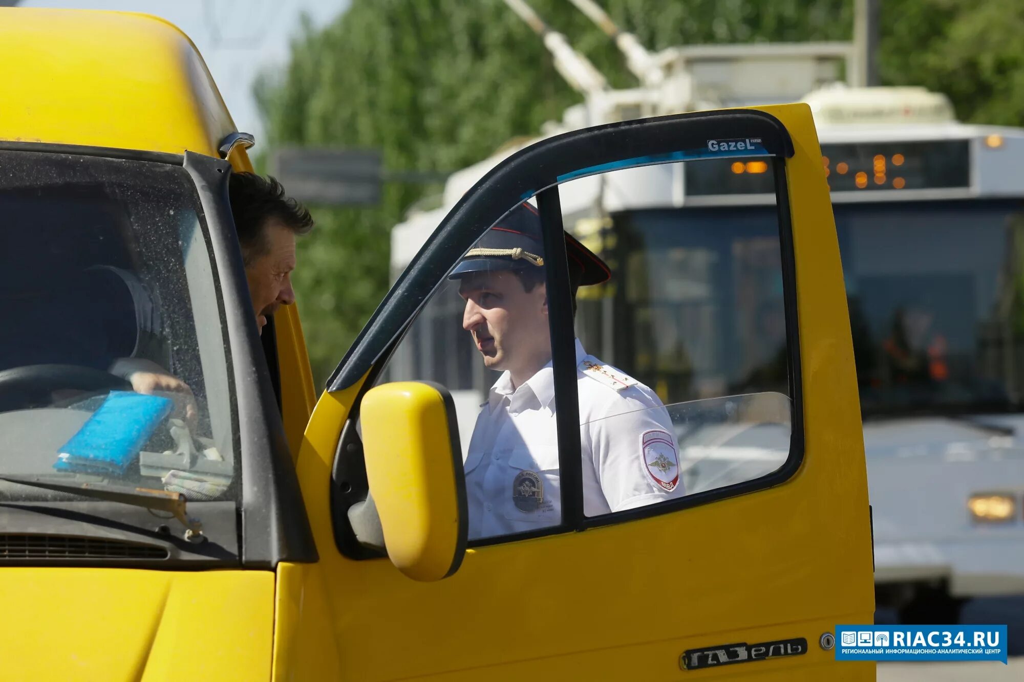 Заказной автобус с водителем в аэропорт. Табличка заказной на автобус. Негр в заказном автобусе. Заказная маршрутка Марево. Неисправный маршрутный