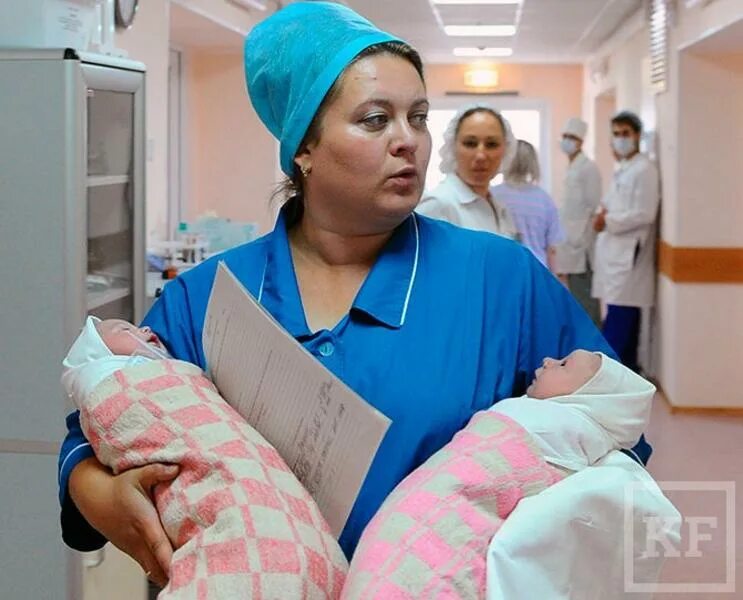 Медсестра в родильный дом. Медработники в родильном доме. Медсестра в родильный дом. Медсестра педиатрического отделения. Новорожденный в родильном доме.