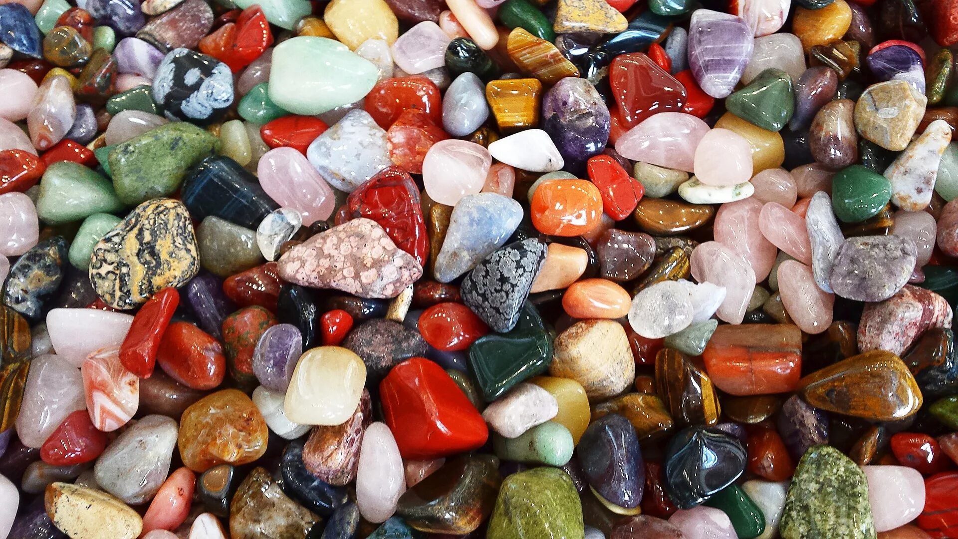 Красивый натуральный камень. Разноцветные камни. Цветные камушки. Разноцветная морская галька. Красивые камушки.