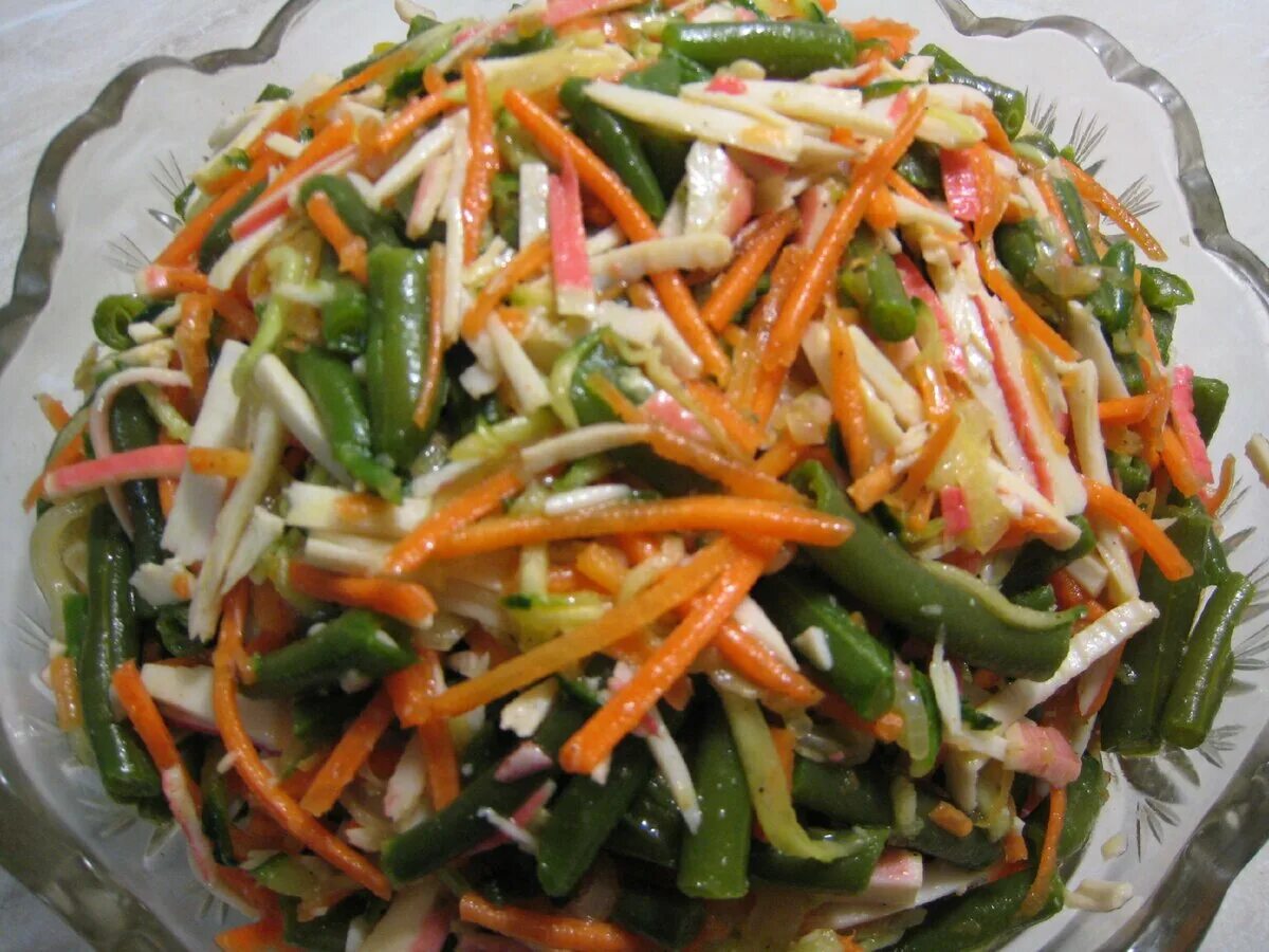 Салат из стручковой фасоли. Кукуруза стручковая фасоль морковь. Салаты морковь и фасоль стручковая. Фасоль стручковая с болгарским перцем. Салаты морковь и фасоль стручковая.