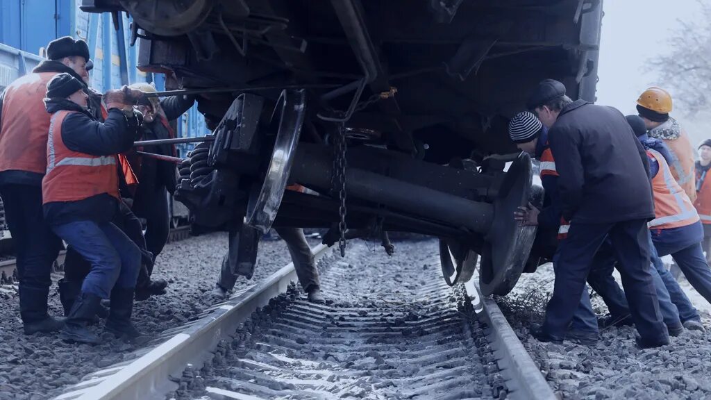 восстановительный поезд ржд. поднять поезд. кран восстановительного поезда. восстановительные поезда оао ржд. поднять поезд.