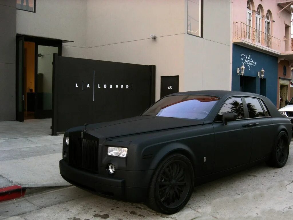 Песня черный мат. Роллс Ройс черный матовый. Rolls Royce Wraith черный матовый. Rolls Royce Phantom матовый. Черный ролл сройл.