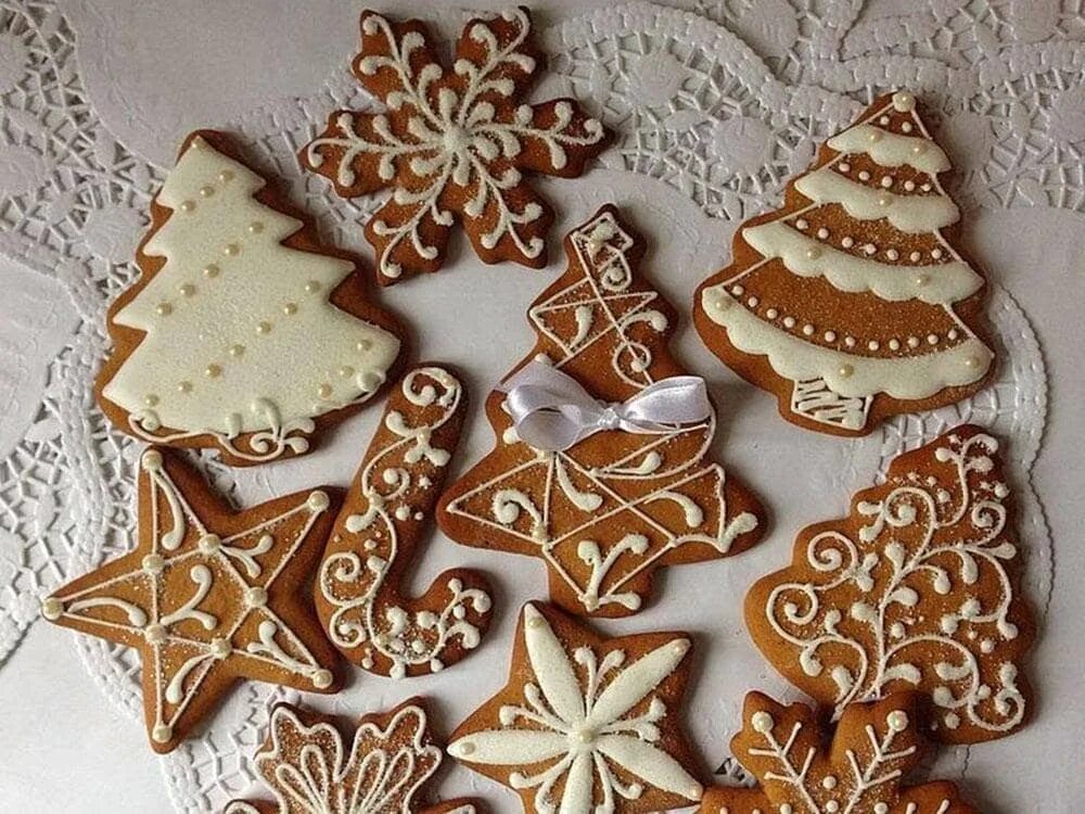 новогодние пряники козули. роспись новогодних пряников глазурью. пряники козули роспись. пряники расписные новогодние. глазурь для росписи пряников.