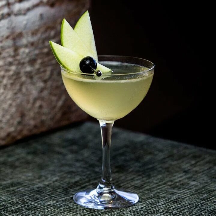 Эппл Тини коктейль. Коктейль Apple Martini. Грин Тини коктейль. Яблочный мартини коктейль. Тини коктейли