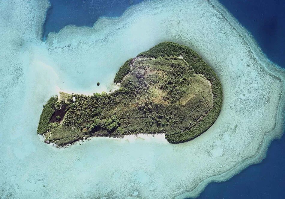 Второй остров в мире. Остров Мавува Mavuva Island. Остров Банаба (banaba). Необычные острова. Острова необычной формы.