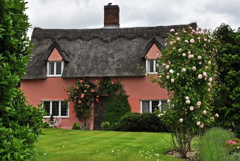 Дом розочка. Английские домики с садом каменный Джейн Остен. Английские домики и садики. Дом с розами. Английские дома и розы.