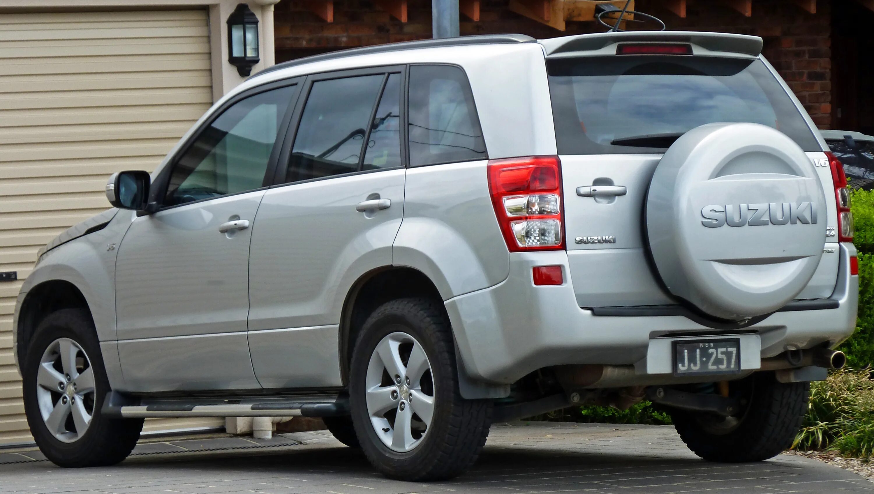 Suzuki grand vitara задний. Suzuki grand vitara 5d. сузуки гранд витара 2008 сзади. suzuki grand vitara 2 2010г. suzuki vitara 2010.