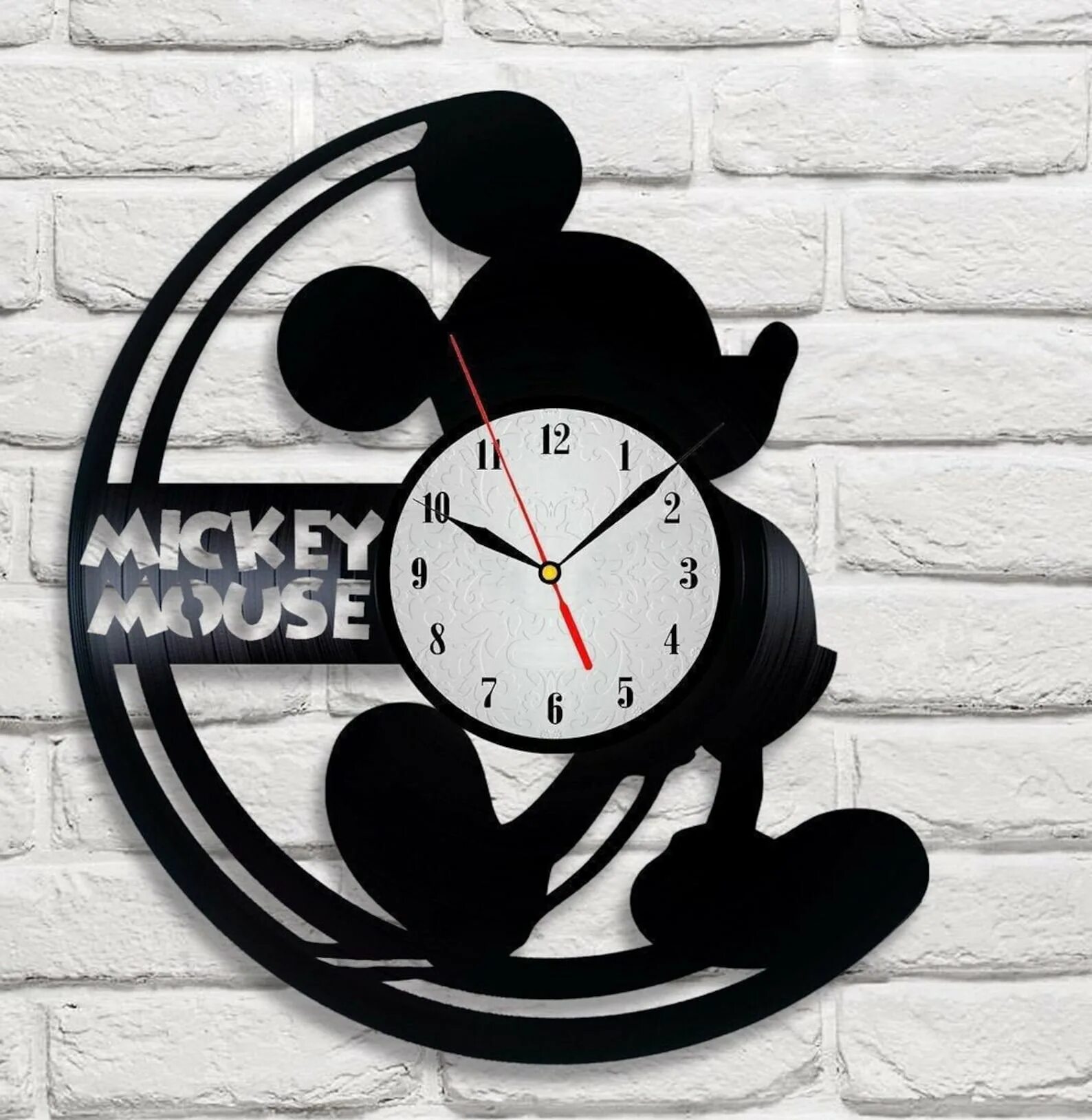 Часы пластины. Часы из винила. часы из пластинки. часы виниловая пластинка. часы рз виниловых пластинок.