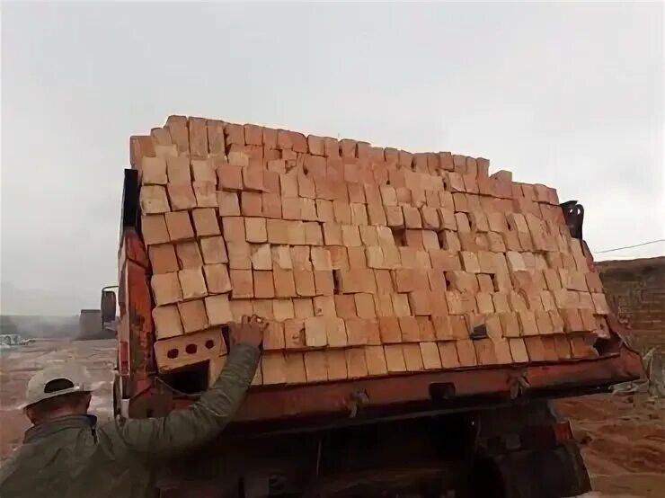 Доставка в кизляре. Кирпич Буханка. Кизлярский кирпич Буханка. Ипатовская Буханка кирпич. Фон красный кирпич Буханка.