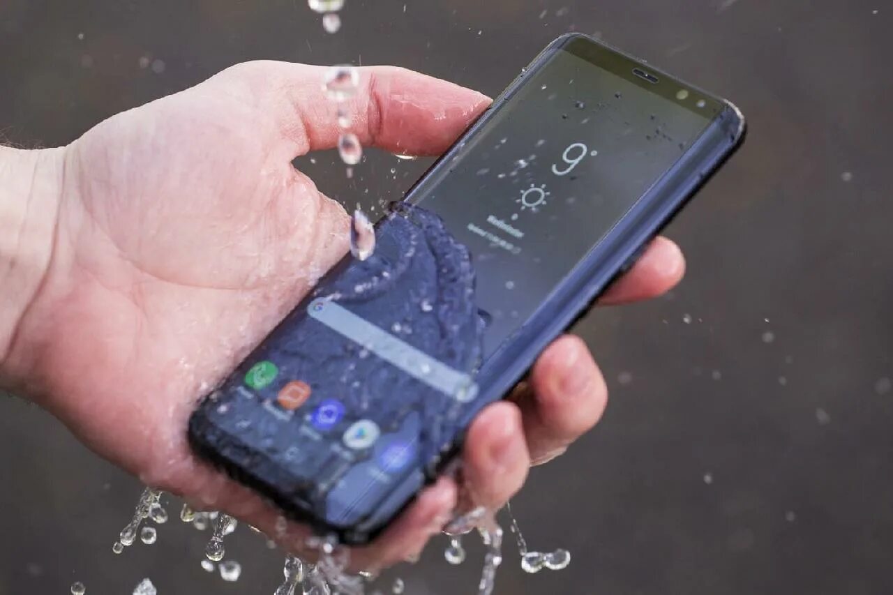 Смартфон которого нет. Samsung galaxy s 20 плюс водонепроницаемость. топовый смартфон. телефон в воде. смартфон фото.