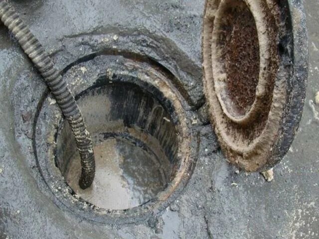 Ковш для очистки выгребных ям. Чтобы выгребная яма не заиливалась. Труба для откачки из выгребной ямы. Заиленные выгребные ямы. Карбид в бочках.