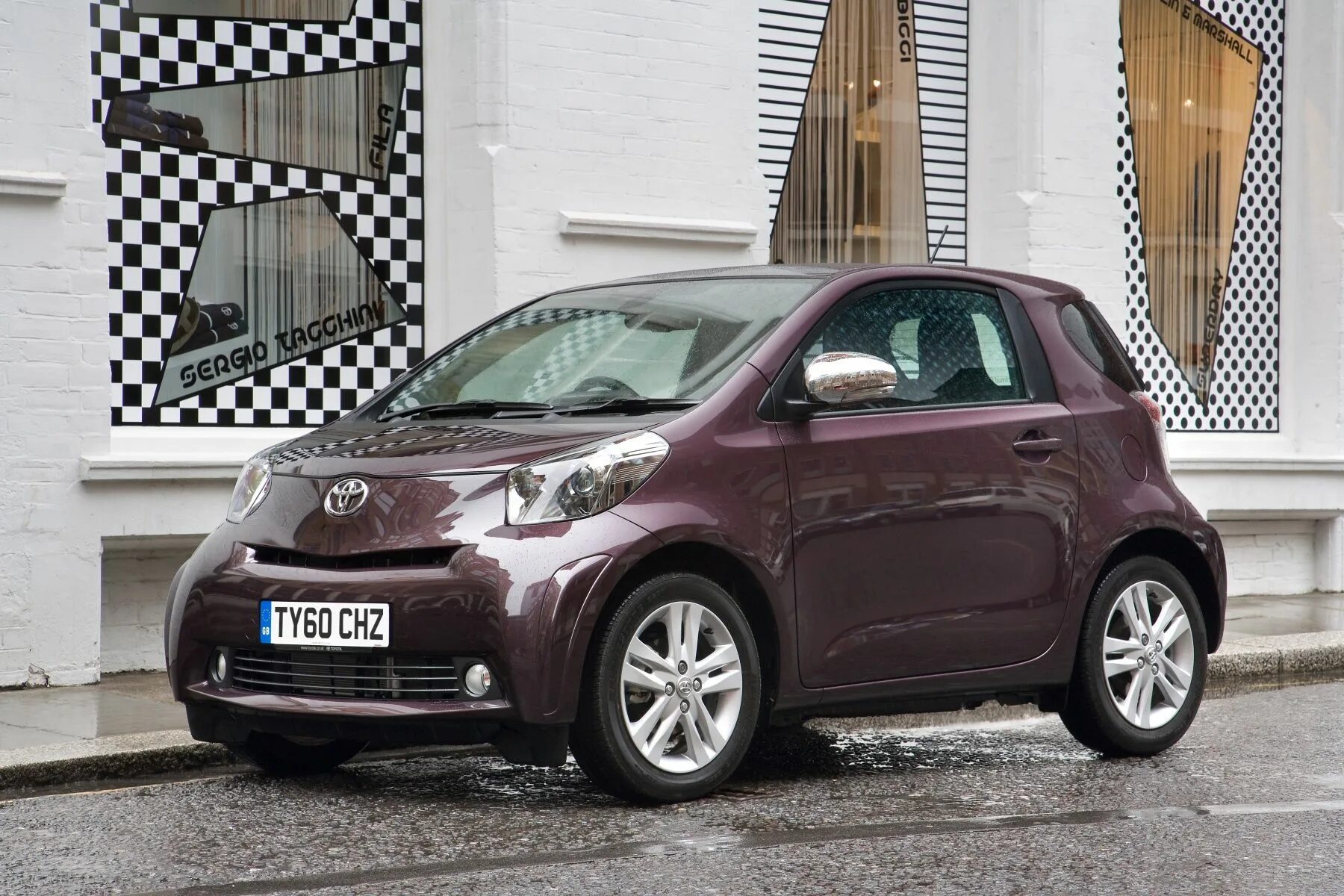 Малолитражка тойота iq. Самая маленькая тойота. Самая маленькая тойота. Toyota iq 2017. Тойота малолитражка.