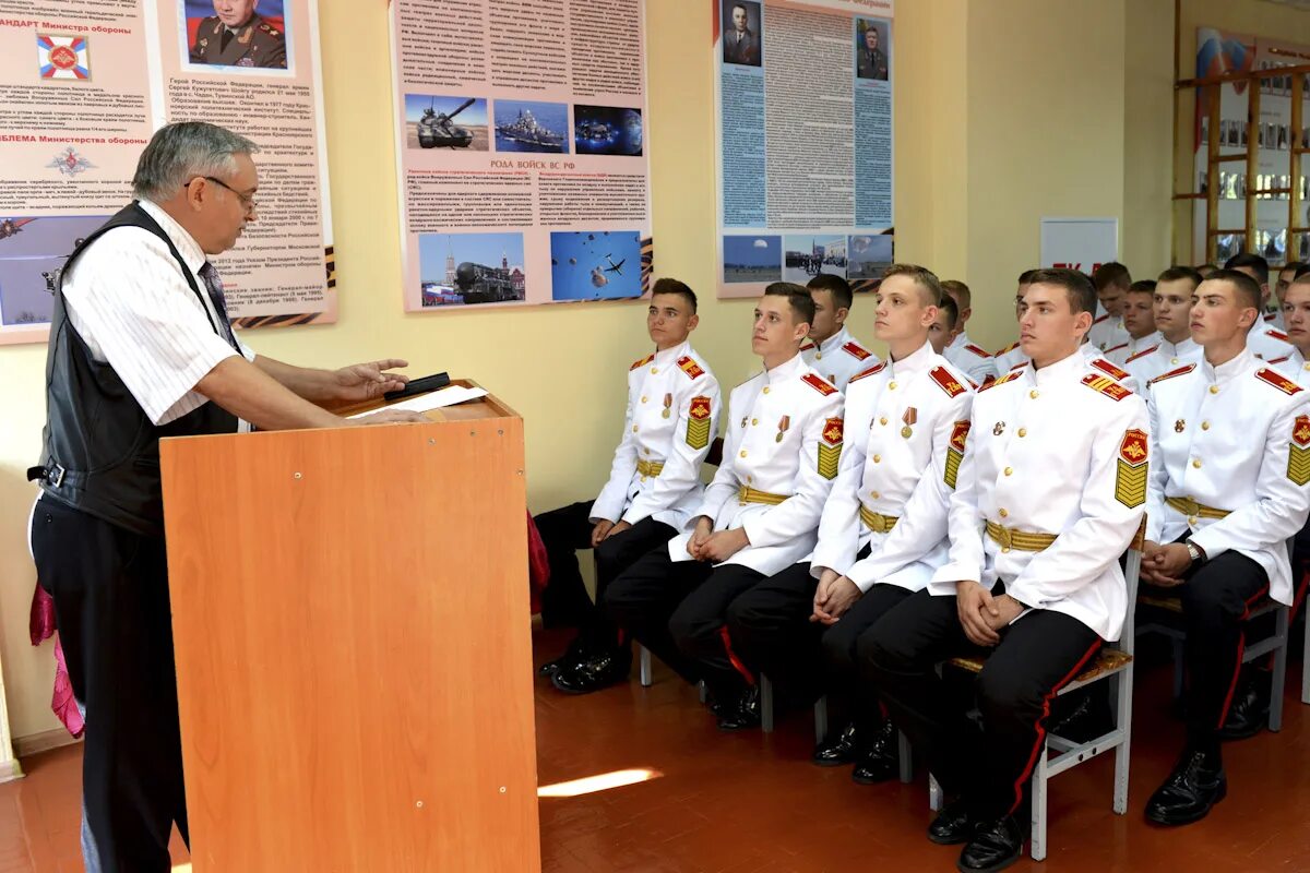 Суворовское училище Ульяновск. Ульяновское Гвардейское Суворовское. Ульяновское СВУ УГСВУ. Ульяновское Суворовское училище казарма. Ульяновское суворовское училище сайт