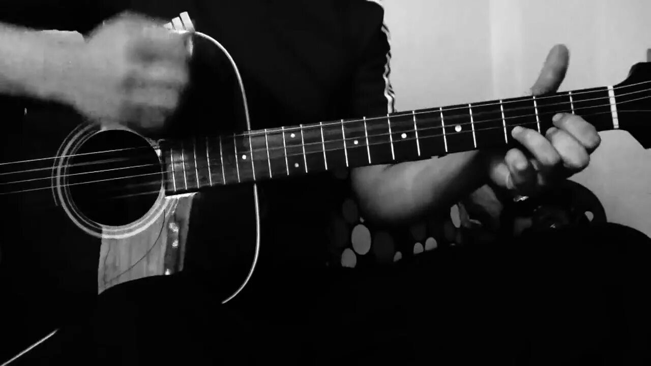 Черный берег песня. Петлюра с гитарой. Темная вода под гитару. Петлюра под гитару. Гитара в воде.