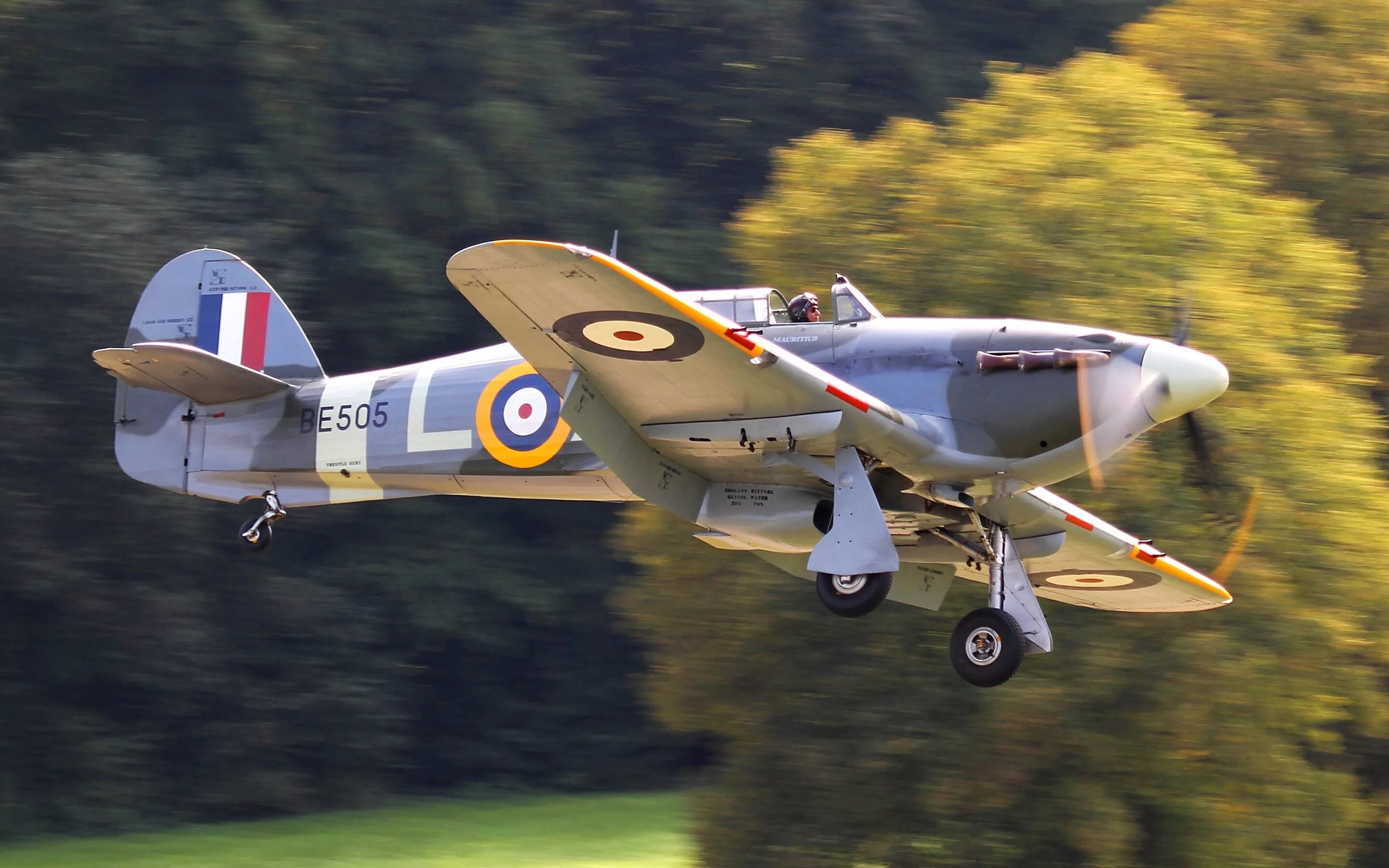 Самолет hawker hurricane. Hurricane mk. Британский истребитель хоукер харрикейн. Харрикейн самолет второй мировой. Хоукер харрикейн.