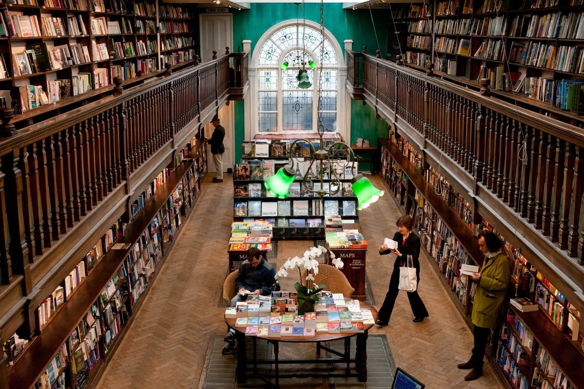 Книжный магазин Daunt books. «Daunt books Marylebone» Лондон книжный магазин. «Daunt books Marylebone», Лондон, Великобритания. Daunt books in London. Самый инстаграмный книжный магазин