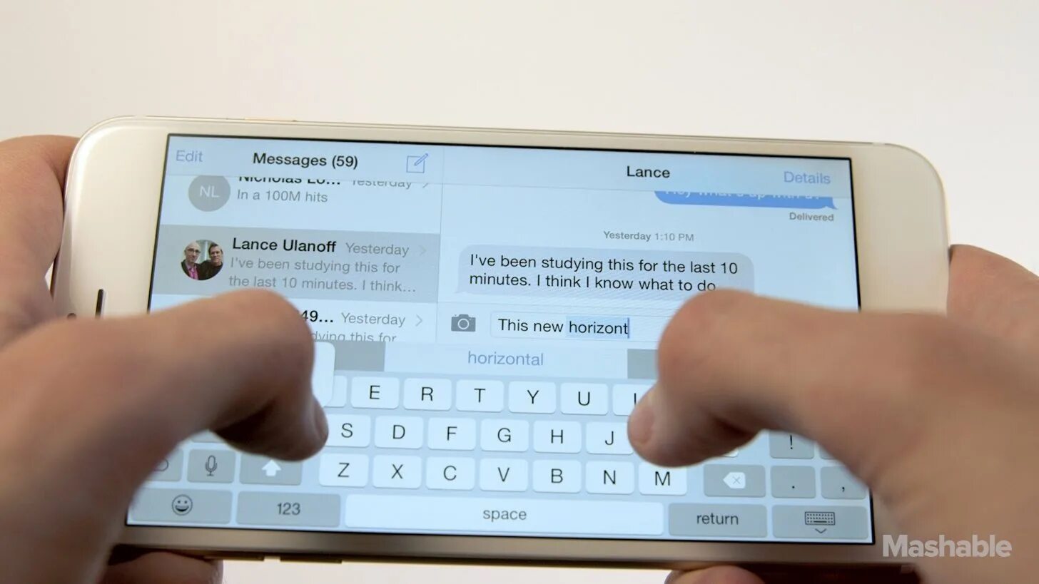 Клавиатура айфона enter. Переписка в телефоне. Скорость печатания на телефоне. Набирает телефон. Клавиатура для телефона.