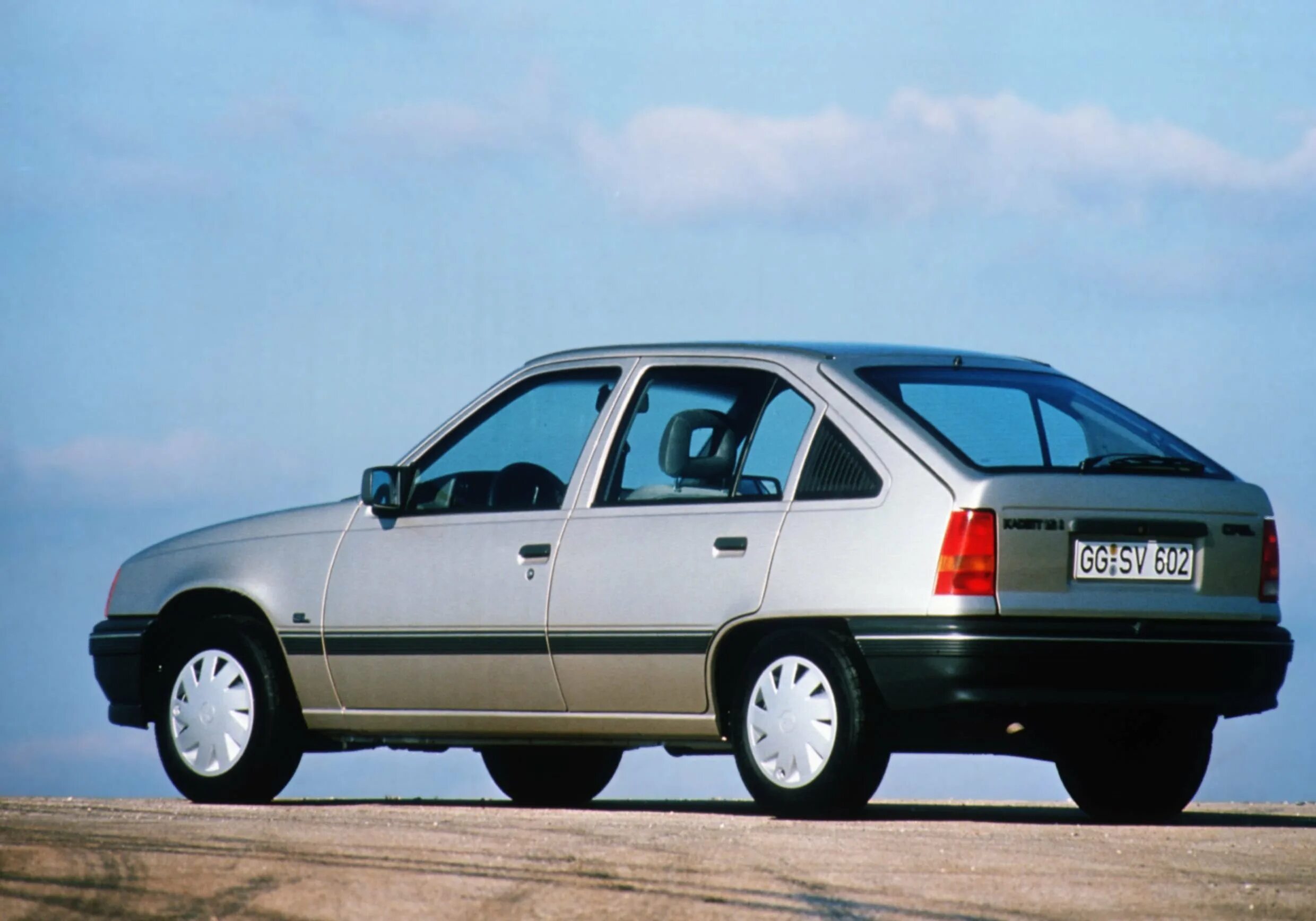 Opel daewoo. Opel Kadett Daewoo Nexia. Opel Kadett e и Daewoo Nexia. Daewoo Nexia 1989. Дэу Нексия 1 поколение.