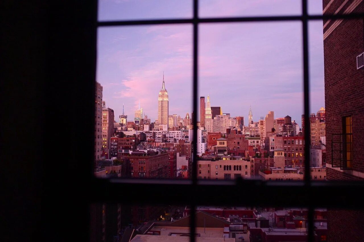 Окно с видом на город. Нью Йорк вид из окна. Виды окон. Вид из окна на город. Почему выходят в окно