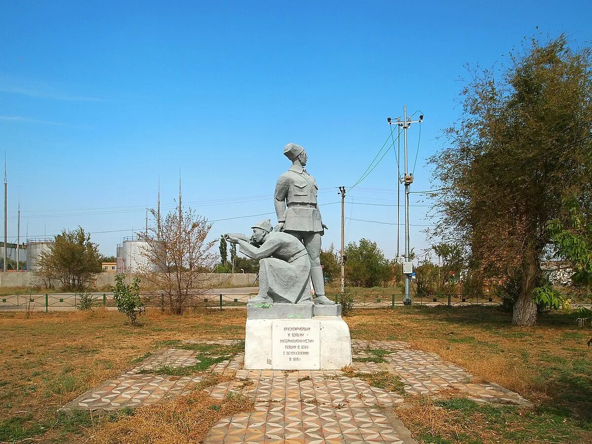 Погода г новоузенск. Памятники Новоузенска. Новоузенск достопримечательности. Город Новоузенск Саратовской области. Население Новоузенска Саратовской области.