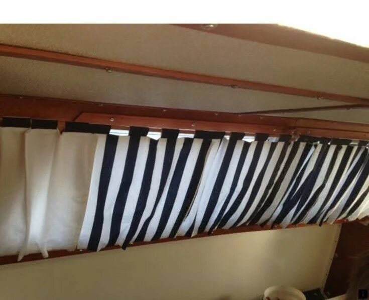 Creative unsinkable boat decor. Шторы в катер. Шторы для яхты. Шторы в каюте катера. Шторки на яхте.