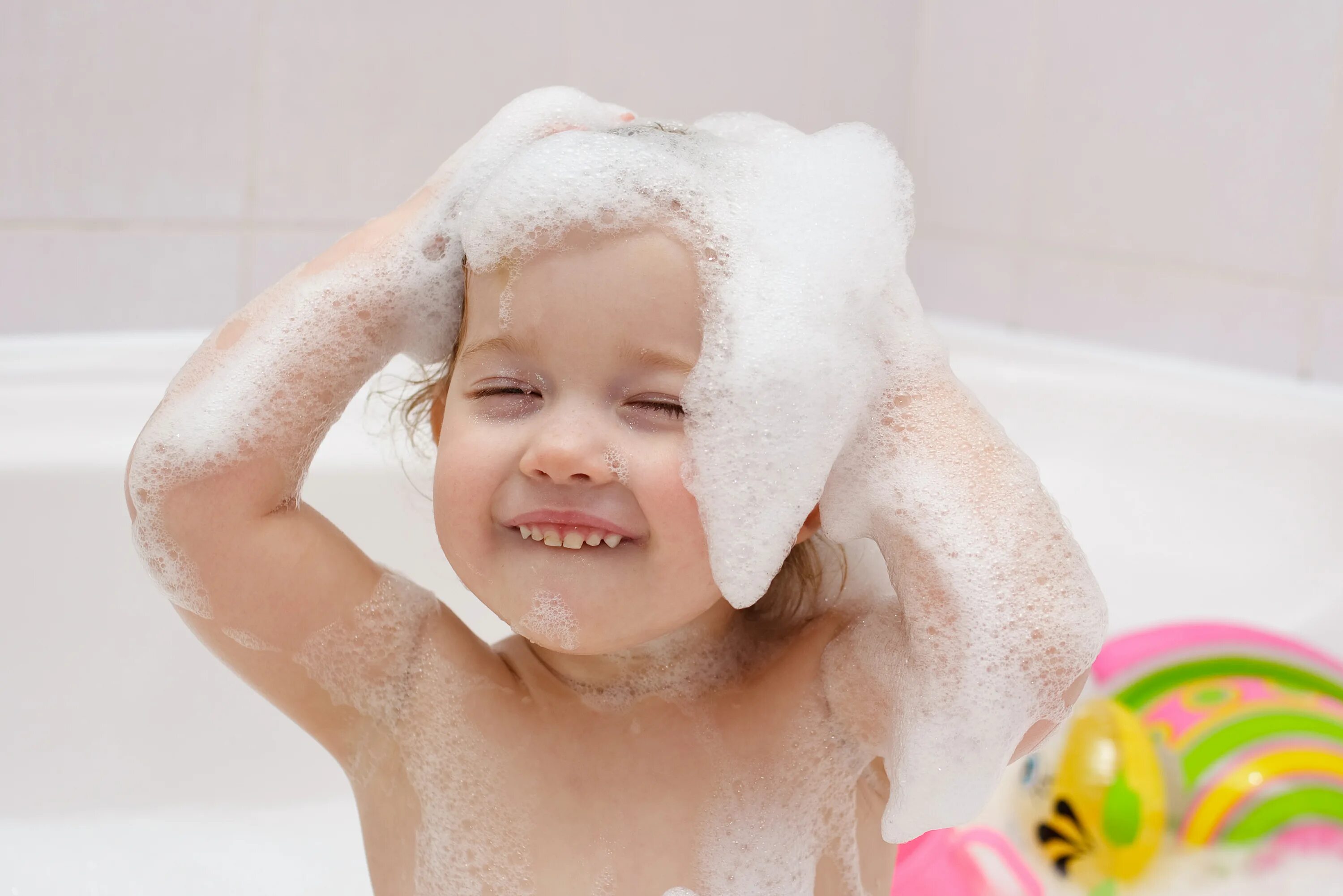 Child bath. Ребенок в пене. Малыш купается. Малыш в ванной. Ребенок в пене в ванной.