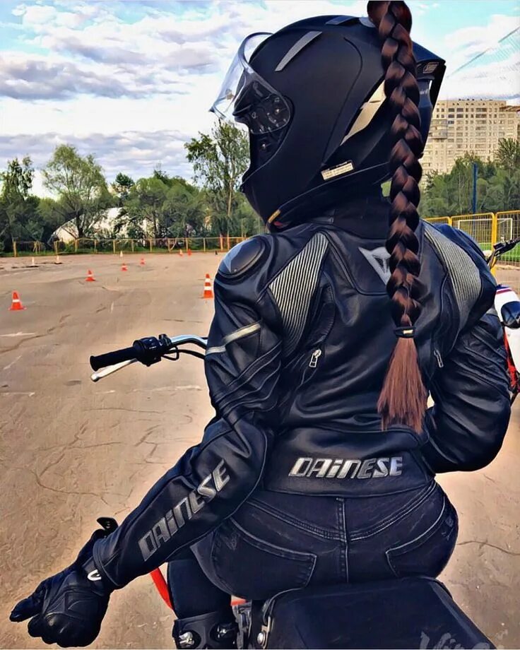 GÖKTE BİR GÜZEL Motosikletçi kız, Motosikletli kızlar, Bisikletli kızlar