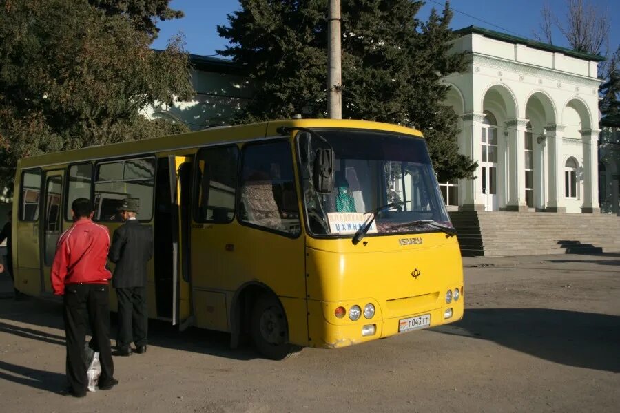 Сайт автовокзала владикавказа. Цхинвал Владикавказ автобус. Автобусы Цхинвала. Автовокзал Цхинвал. Рейсы Владикавказ Цхинвал.