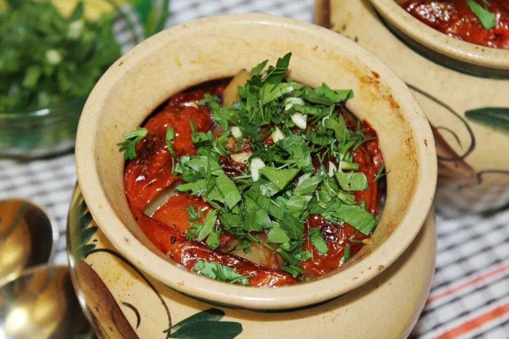 Чанахи в горшочках. Грузинская кухня чанахи. Чанахи из баранины в горшочках. Грузинское чанахи. Чанахи с говядиной.