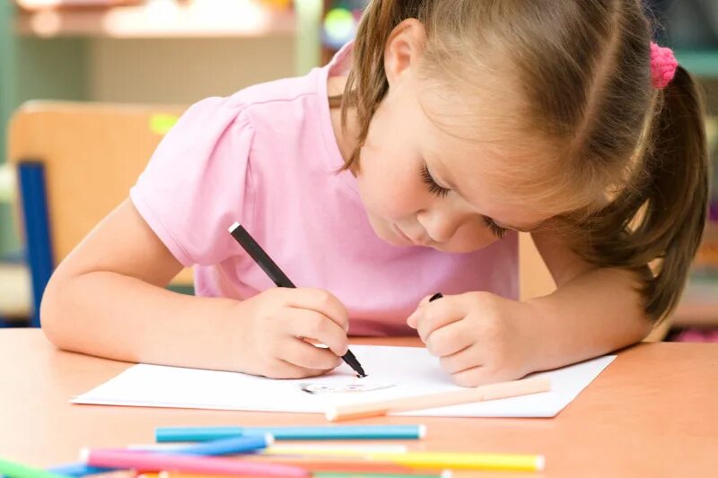Ребята пишите аккуратно. Рисуем с детьми. Ребенок пишет в тетради. Дошкольники. Подготовка к школе.