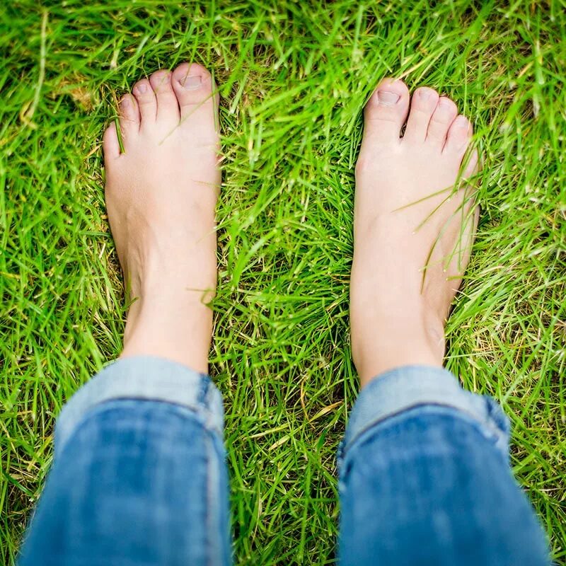 Длинные пятки. Ноги на траве. Здоровая ступня. Здоровые стопы ног.