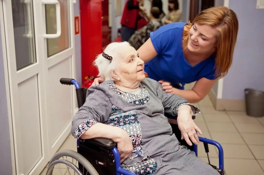 Уход за престарелыми людьми добро. Пансионат в Пушкино для престарелых. Пожилые и инвалиды. Люди с ограниченными возможностями пожилые. Волонтеры и инвалиды.