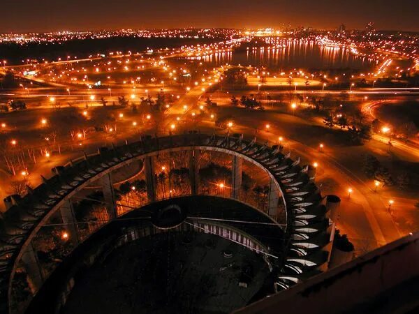 Попадаешь в его сети пропадаешь навсегда. Обратная сторона города. город мечты попадаешь в его сети.