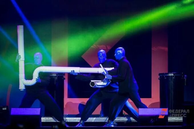 Мужики в синих кофтах в крокусе. Блю мен групп солистка. Blue man Group Smash Piano. Blue man Group Design. Blue man Group AIRPOLES.