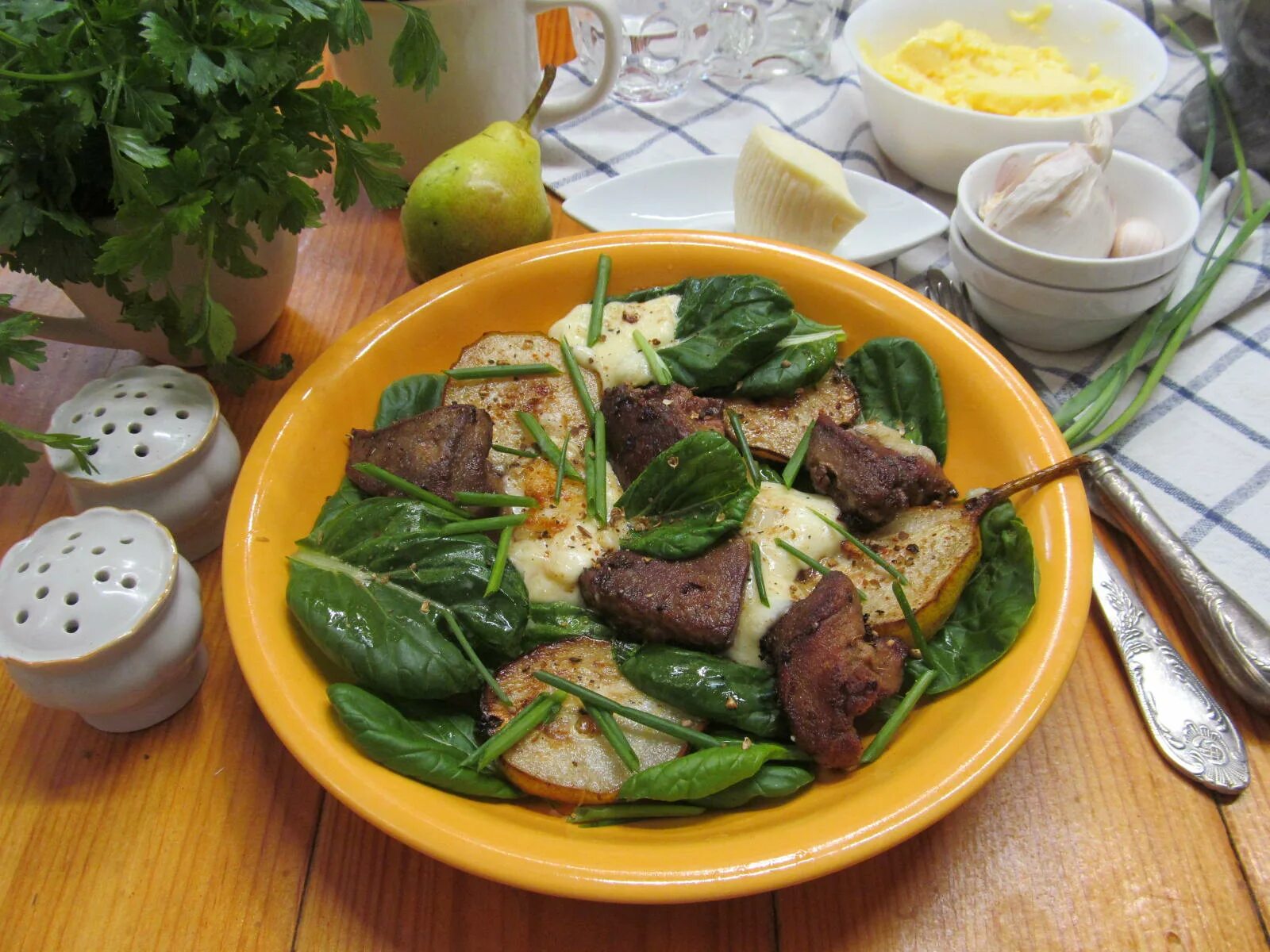 куриная печень с грушей. салат с куриной печенью и грушей. салат с карамелизованной грушей. салат из куриной печени с грушей. куриная печень с грушей и луком в вине.