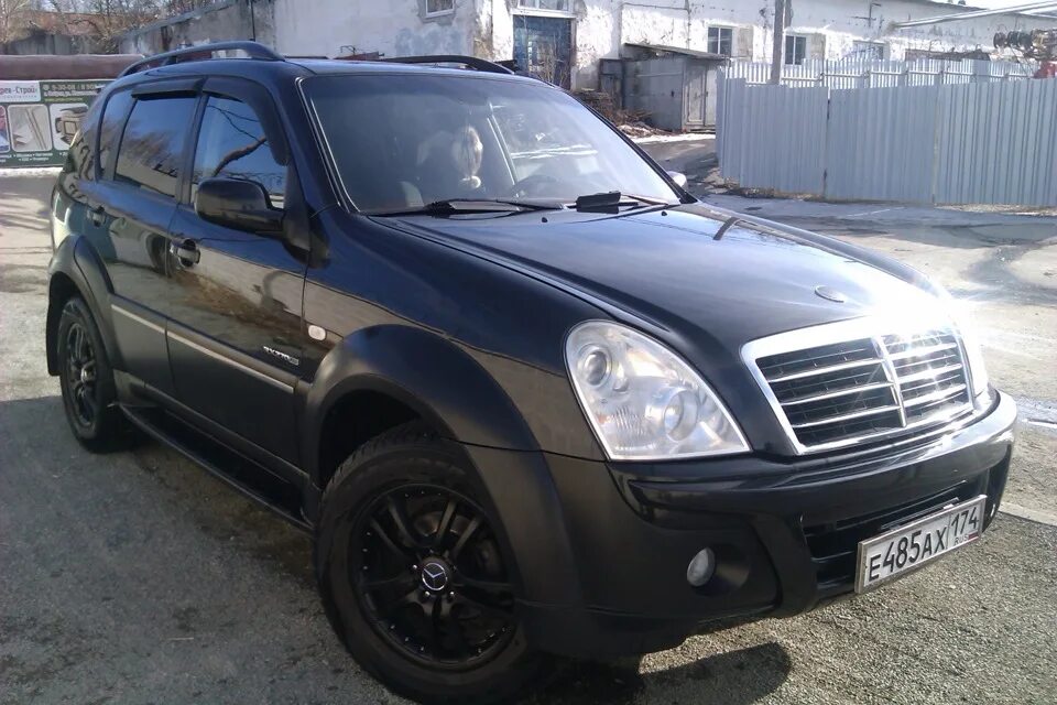 Ssangyong rexton 2.7 xdi. Ssangyong rexton 2. ссангйонг рекстон 2.7. рекстон 2 на 18 колесах. rexton 2 диски.