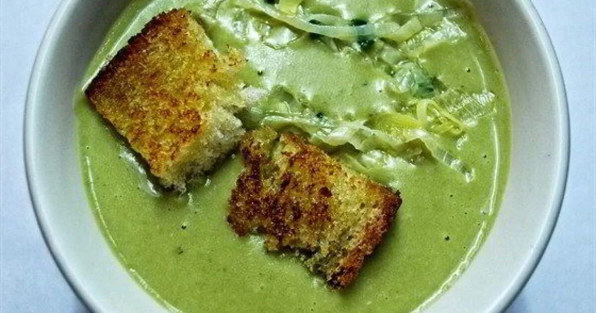 Рецепты из гороховой воды. Гороховый крем суп. Суп пюре с луком пореем. Луковый суп с пореем и сыром. Гороховый суп с зеленым луком.