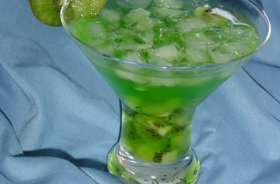 Коктейль зеленые огоньки. Зеленый коктейль алкогольный. Коктейль с киви алкогольный. Зеленый фрукт для коктейлей.