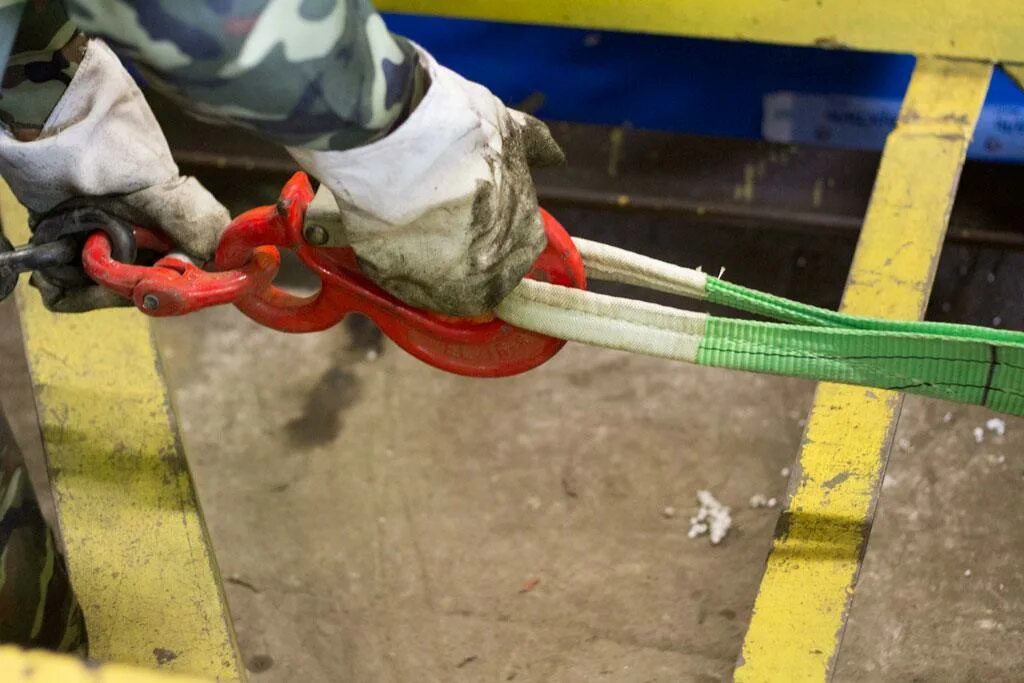 Эксплуатация строп. Крюк для троса крана. стропы для погрузки. строп канатный ленточный. оттяжки для строповки грузов.