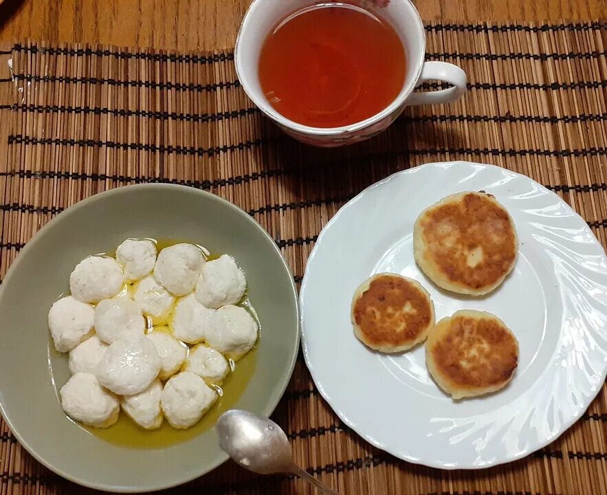 Воздушные сырники. Сырники из йогурта. Овощные сырники. Сырники при диабете 2 типа. Сырники с яблоками и корицей.