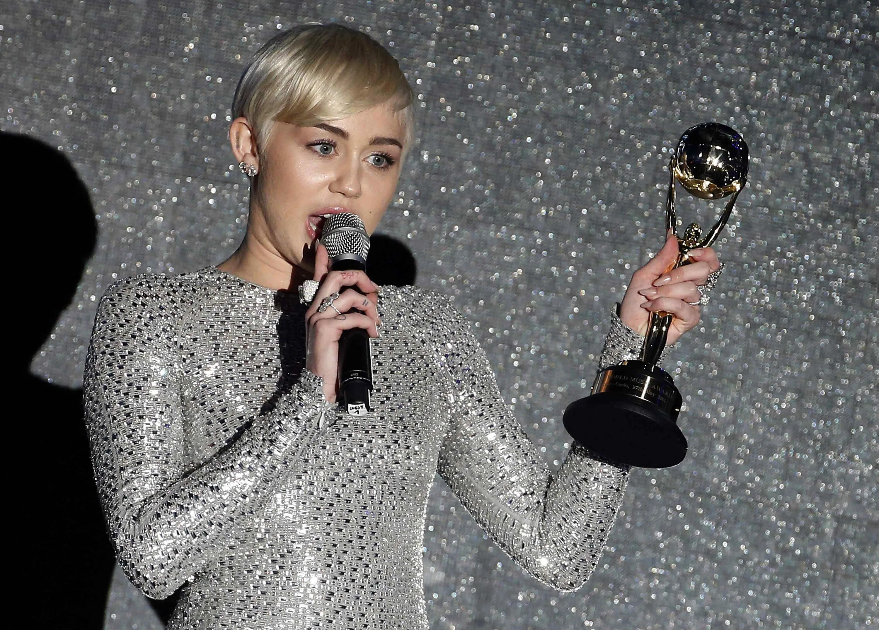 Майли сайрус горячие. Выступление майли сайрус 2024. Выступление майли сайрус 2024. Miley cyrus flowers концерт. Выступление майли сайрус 2024.