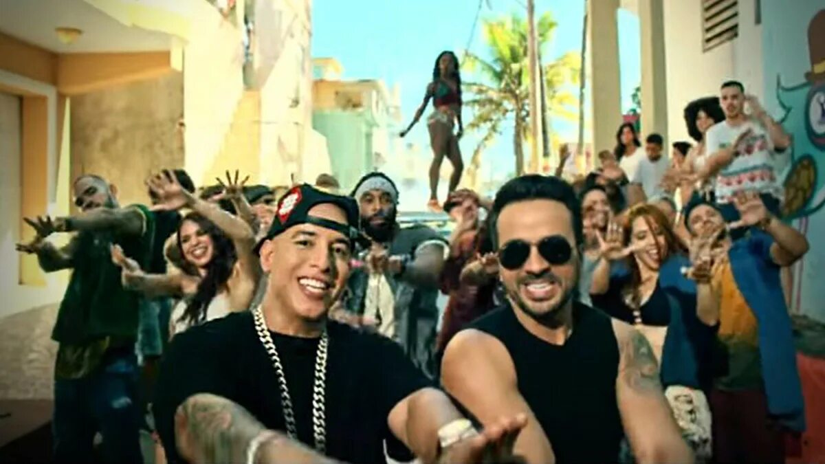 Despacito daddy yankee ft luis. Despasito. Луи деспасито. Luis Fonsi feat. Daddy Yankee. Vevo Luis Fonsi - Despacito ft. Daddy Yankee.