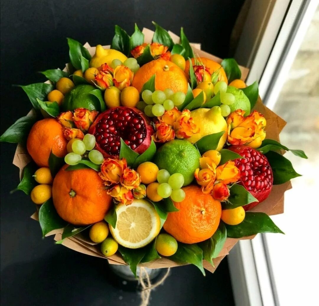 Съедобный букет. Фруктовые букеты с доставкой москва. Фруктовый букет в коробке. Букет из фруктов оригинальный. Фруктовый букет.